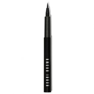 Atramentowy eyeliner w płynie